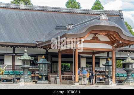 Kyoto, Giappone - 22 Agosto 2017 : persone in preghiera a Meicho-fare Hall di Otani mausoleo. Situato a Kyoto, Giappone Foto Stock