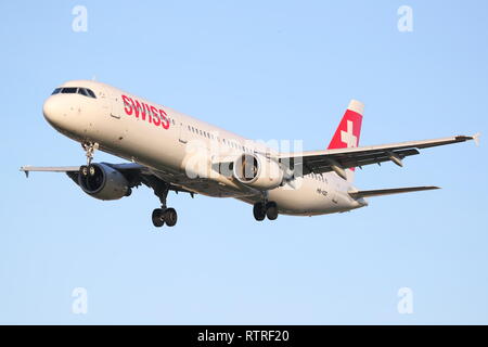 Swiss International Airbus A321 HB-IOD atterraggio all'Aeroporto Heathrow di Londra, Regno Unito Foto Stock