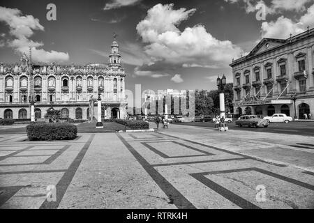 L'Avana, Cuba - 06 Gennaio 2013: vista sul centro città di piazze e strade. In bianco e nero di scatti del luogo. Foto Stock