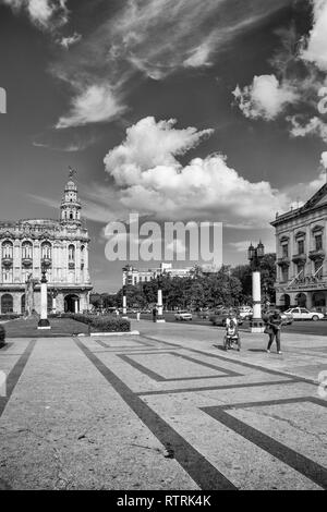 L'Avana, Cuba - 06 Gennaio 2013: vista sul centro città di piazze e strade. In bianco e nero di scatti del luogo. Foto Stock