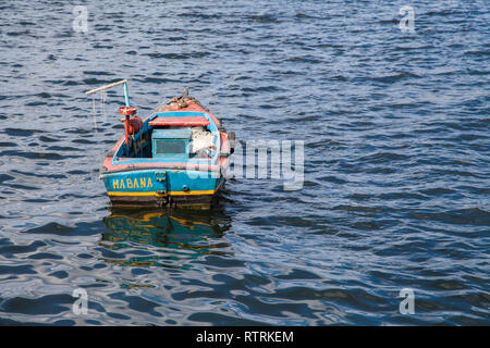 L'Avana, Cuba - 22 Gennaio 2013: una vecchia barca da pesca in mezzo al mare. Vista sul mare visto dalla costa. Foto Stock