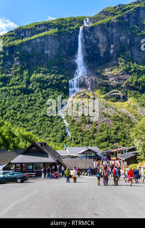 Olden, Norvegia - 1 Agosto 2018: Fermata Bus, la gente sul modo di Briksdal o Briksdalsbreen glacier, montagne e cascata Foto Stock