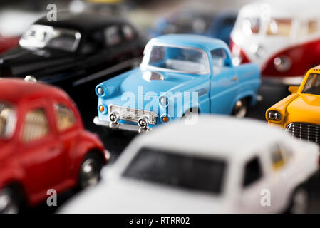 Izmir, Turchia - 18 Aprile 2018: impilati automobili giocattolo e un 50S modello giocattolo blu car nel fuoco. Foto Stock