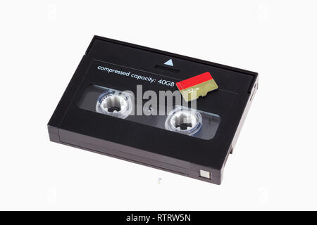 Cassetta per uno streamer su 40 GB e scheda micro SD su 32 GB in confronto.isolato su uno sfondo bianco Foto Stock