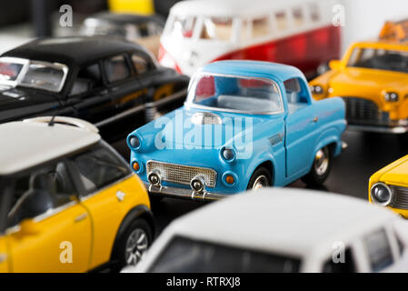 Izmir, Turchia - 18 Aprile 2018: impilati automobili giocattolo e un 50S modello giocattolo blu car nel fuoco. Foto Stock