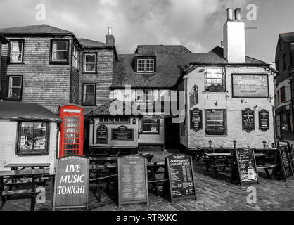 Il famoso Sloop Inn St. Ives in bianco e nero con rosso nella casella Telefono St.ives Cornwall Regno Unito Europa Foto Stock