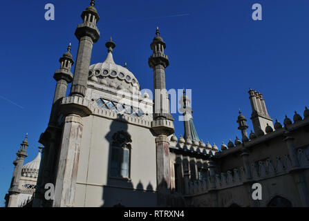 Il Royal Pavilion e giardino, Brighton, Regno Unito. Foto Stock