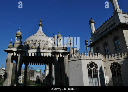 Il Royal Pavilion e giardino, Brighton, Regno Unito. Foto Stock
