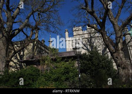 Il Royal Pavilion e giardino, Brighton, Regno Unito. Foto Stock