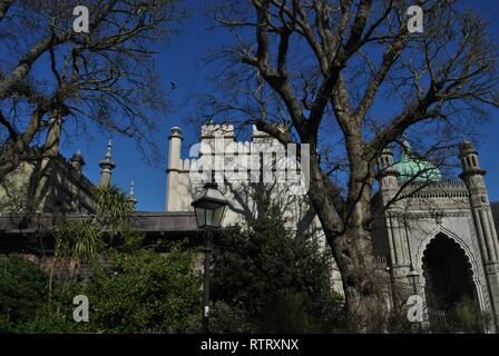Il Royal Pavilion e giardino, Brighton, Regno Unito. Foto Stock