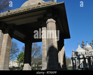 Il Royal Pavilion e giardino, Brighton, Regno Unito. Foto Stock