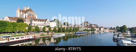 Vista panoramica della storica città di Auxerre con fiume Yonne e Abbazia di Saint-Germain, Borgogna Foto Stock