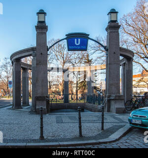 Berlin Wilmersdorf, Heidelberger Platz della U3 U-Bahn metropolitana stazione ferroviaria. Grande entrata con colonne in pietra e luci. Foto Stock