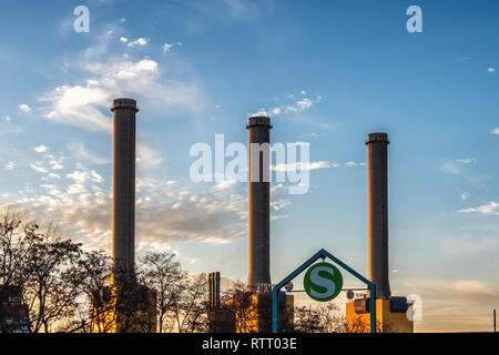 Berlin Wilmersdorf. Paesaggio urbano.camini di Vattenfall Co-impianto di generazione di potenza e la stazione di ingresso a Heidelberger Platz S-Bahn stazione ferroviaria Foto Stock