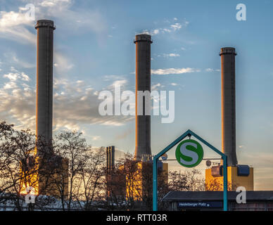Berlin Wilmersdorf. Paesaggio urbano.camini di Vattenfall Co-impianto di generazione di potenza e la stazione di ingresso a Heidelberger Platz S-Bahn stazione ferroviaria Foto Stock
