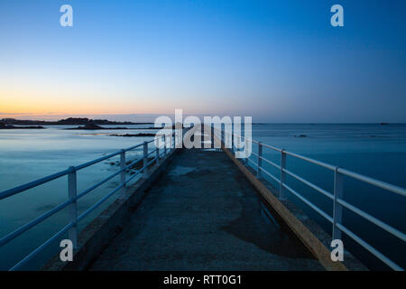 Ponte per il traghetto per Ile de Batz , Roscoff, Bretagna.Questo ponte è usato durante la bassa marea.Il ponte è lungo 600 metri. Foto Stock