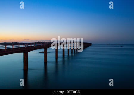 Ponte per il traghetto per Ile de Batz , Roscoff, Bretagna.Questo ponte è usato durante la bassa marea.Il ponte è lungo 600 metri. Foto Stock