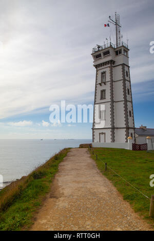 Saint-Mathieu Lighthouse è un faro situato sulla Pointe Saint-Mathieu in Plougonvelin. È stato costruito nel 1835 tra le rovine dell antica abbazia S Foto Stock