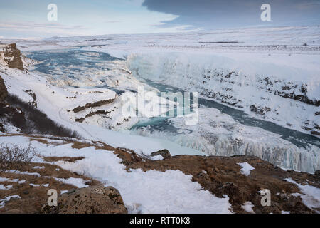 Immagine panoramica della cascata ghiacciata di Gullfoss, Islanda, Europa Foto Stock