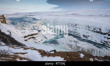 Immagine panoramica della cascata ghiacciata di Gullfoss, Islanda, Europa Foto Stock