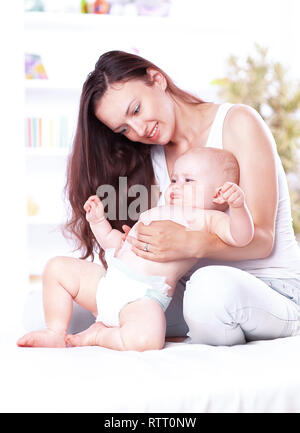 Giovane madre insegna al bambino stand. Il concetto di maternità Foto Stock