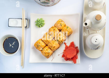 Sushi platter isolati su sfondo bianco. Il cibo giapponese ristorante consegna - maki california rotoli grande festa set top view Foto Stock