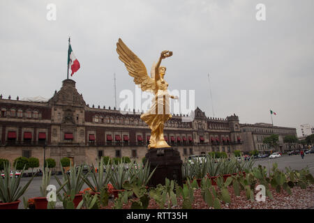 Vista esterna del Palacio de Bellas Artes (Palazzo delle Belle Arti) è un importante centro culturale a Città del Messico Foto Stock