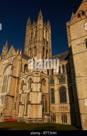 La cattedrale di Canterbury e dai giardini, Kent, Regno Unito, Europa Foto Stock