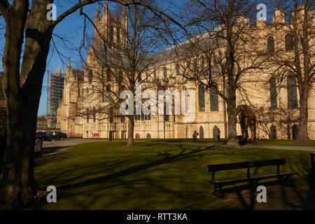 La cattedrale di Canterbury e dai giardini, Kent, Regno Unito, Europa Foto Stock