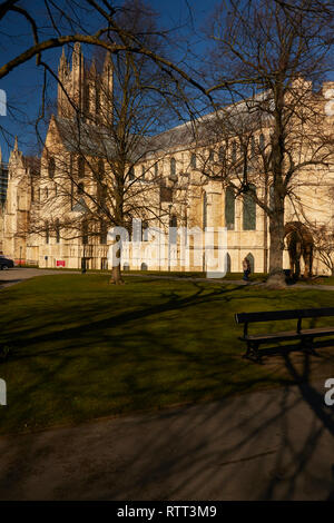 La cattedrale di Canterbury e dai giardini, Kent, Regno Unito, Europa Foto Stock