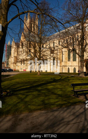 La cattedrale di Canterbury e dai giardini, Kent, Regno Unito, Europa Foto Stock