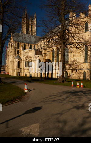 La cattedrale di Canterbury e dai giardini, Kent, Regno Unito, Europa Foto Stock