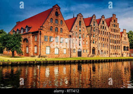 Il Salzspeicher (magazzini di sale), sei storici edifici di mattoni sulla parte superiore del fiume Trave a Lubecca, Schleswig-Holstein, Germania settentrionale. Foto Stock