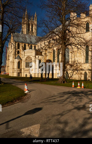 La cattedrale di Canterbury e dai giardini, Kent, Regno Unito, Europa Foto Stock