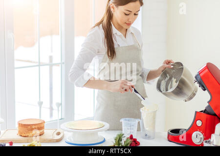 Chef di talento ha preparato la crema per trattare, vicino la foto. Foto Stock