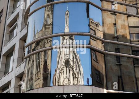 Belgrado, Serbia - Riflessioni di un classico palazzo in un moderno edificio con facciata in vetro in via Knez Mihailova Street Foto Stock