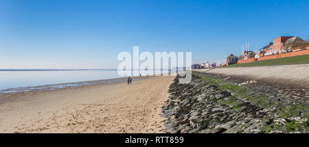 Panorama della spiaggia e della diga al Sudstrand in Wilhelmshaven, Germania Foto Stock