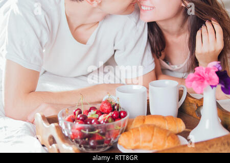 Matura in amore con la colazione a letto Foto Stock