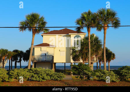 GALVESTON Island, Texas, Stati Uniti d'America - 9 giugno 2018: soleggiato oceanfront Casa per le vacanze costruita su palafitte. Immobiliare di proprietà sul Texas Gulf Coast. Foto Stock