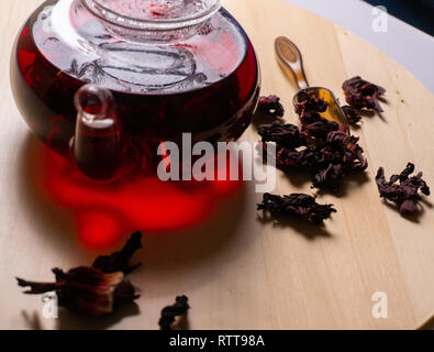 Caldo rosso egiziano karkade hibiscus tè nella teiera Foto Stock