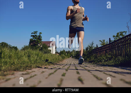 Piedi runner close-up sulla strada nel parco Foto Stock