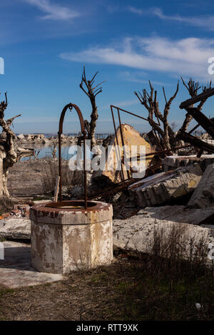 Gli alberi morti nella città abbandonate di Epecuen. Alluvione che distrusse la città e lasciato in rovine. Desolato paesaggio urbano. Città fantasma. Foto Stock