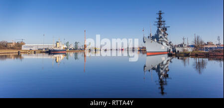 Panorama della marina nave da guerra nel porto di Wilhelmshaven, Germania Foto Stock
