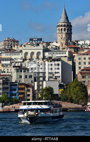 La distintiva Torre Galata, in piedi ad alta 60 metri e sormontata da una torre conica. Originariamente utilizzato per il monitoraggio di spedizione, Istanbul, Turchia. Foto Stock