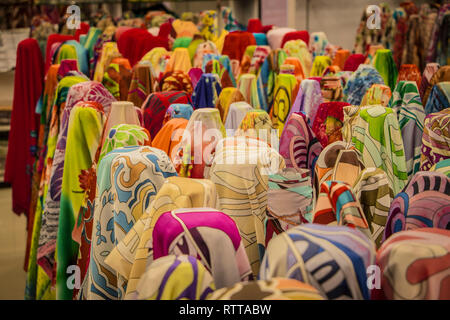 I tradizionali colorati sari tessuto in negozio in Little India, Kuala Lumpur in Malesia Foto Stock
