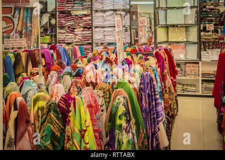 I tradizionali colorati sari tessuto in negozio in Little India, Kuala Lumpur in Malesia Foto Stock