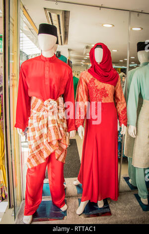 Display del negozio di manichini di gruppo familiare indossando il tradizionale abito indiano in Little India, Kuala Lumpur, Malesia Foto Stock