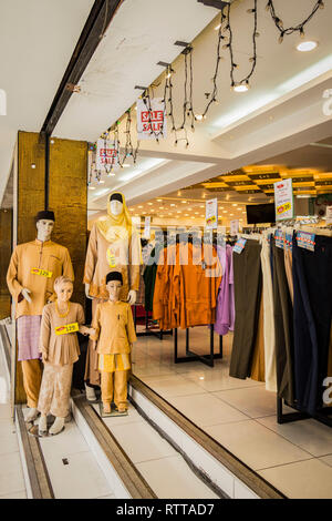 Display del negozio di manichini di gruppo familiare indossando il tradizionale abito indiano in Little India, Kuala Lumpur, Malesia Foto Stock