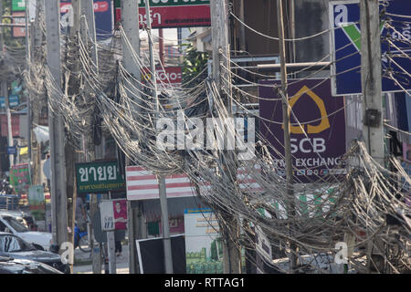 Chiangmai, Tailandia - 1 Marzo 2019: disordinato e sporco e linee via cavo sull'energia elettrica pole. Foto di Maejo città. Foto Stock
