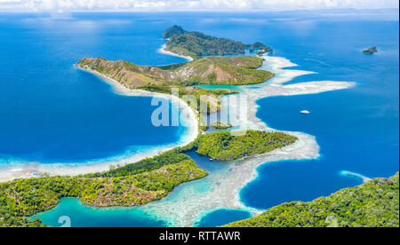 Vista aerea di isole calcaree, circondata dalla barriera corallina, Raja Ampat isole, Papua occidentale, in Indonesia, Oceano Pacifico Foto Stock